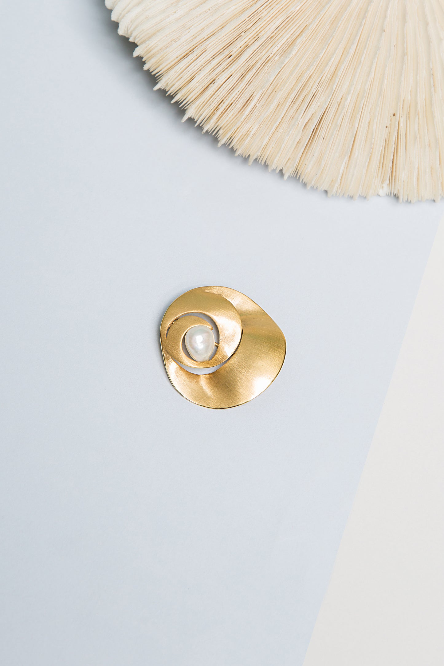 Pregadeira Pearl Shell Escovada - Pregadeira | Vangloria Jewelry Design