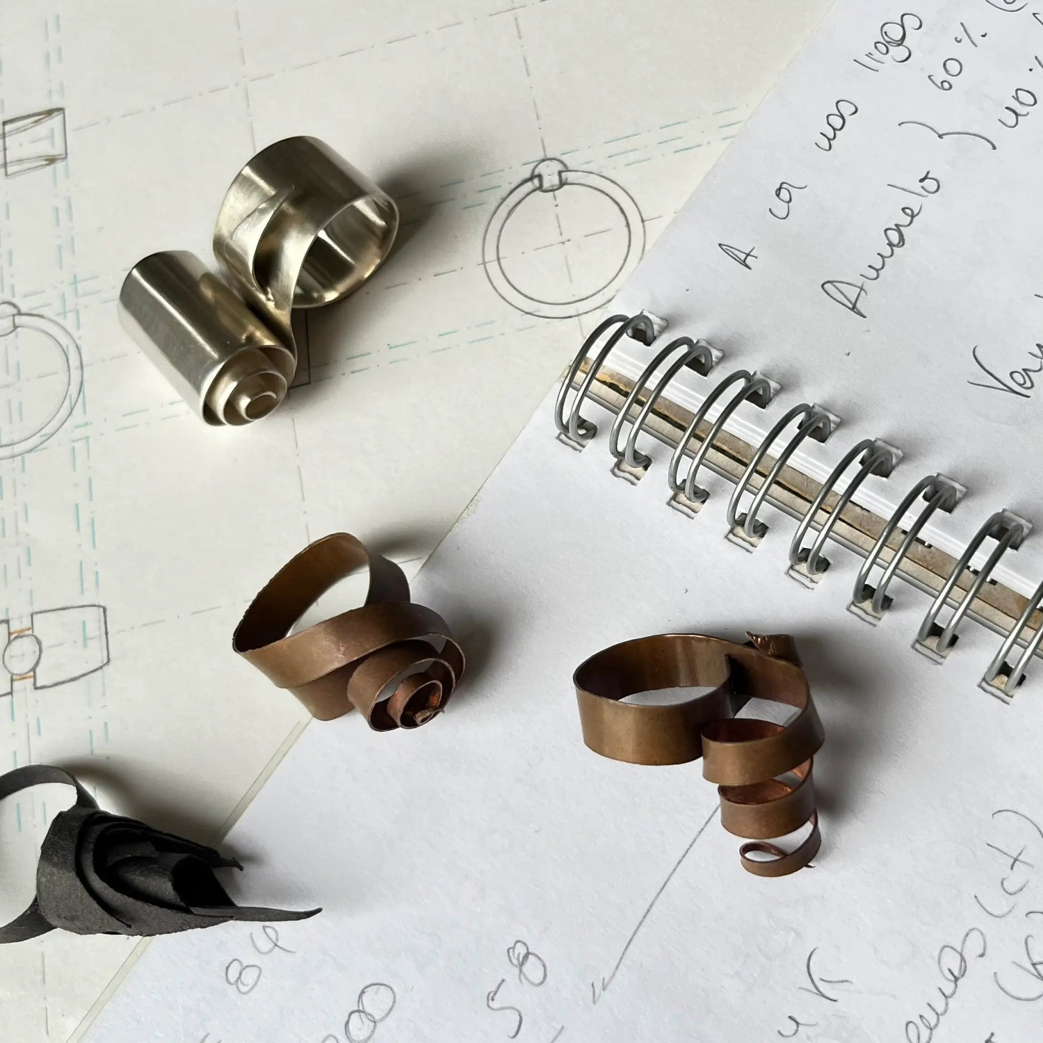 Imagem de uma caderno com desenhos de planeamento de joias do atelier da vanessa pires da marca Vangloria Jewelry